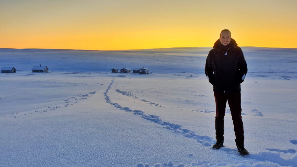 Sergiu under Varanger's yellow sky